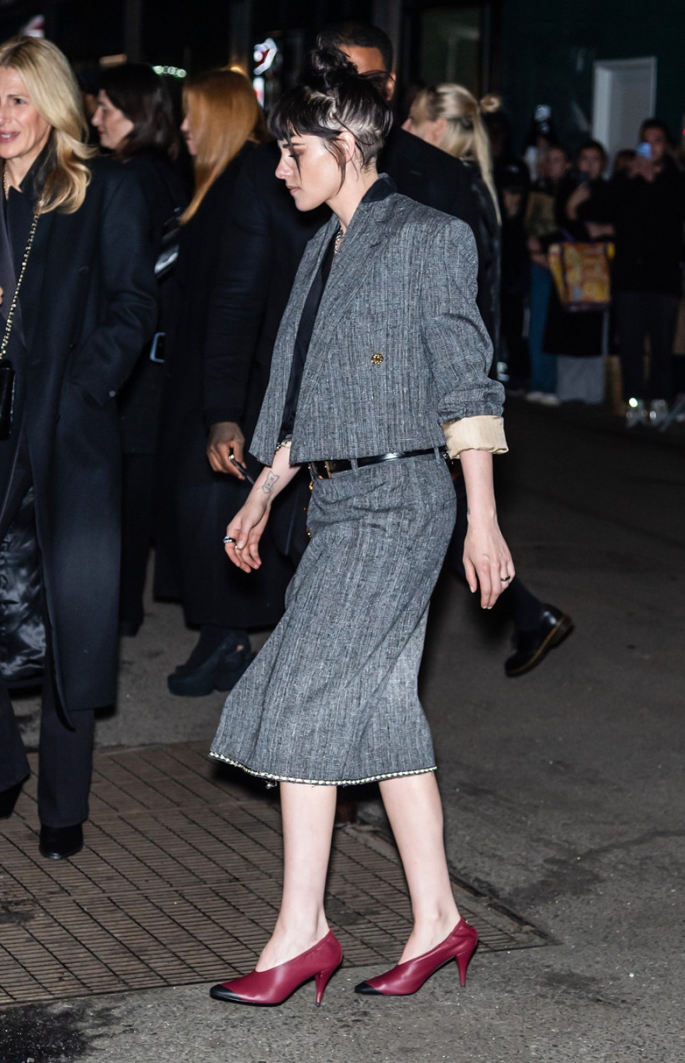 Ležerni stajling i baba štikle osvojili crveni tepih – i baš je briga za glamur FOTO