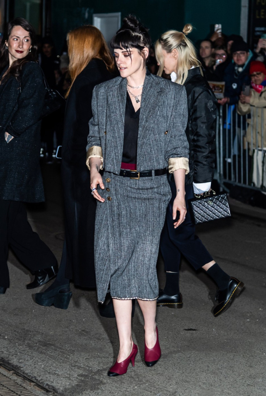 Ležerni stajling i baba štikle osvojili crveni tepih – i baš je briga za glamur FOTO