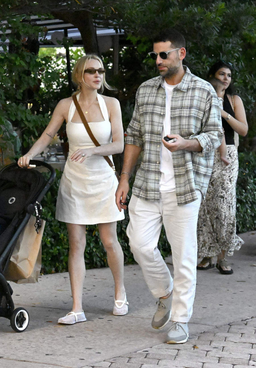 Ovo se retko viđa: Plastična lepotica sa mužem i sinom u izlasku FOTO