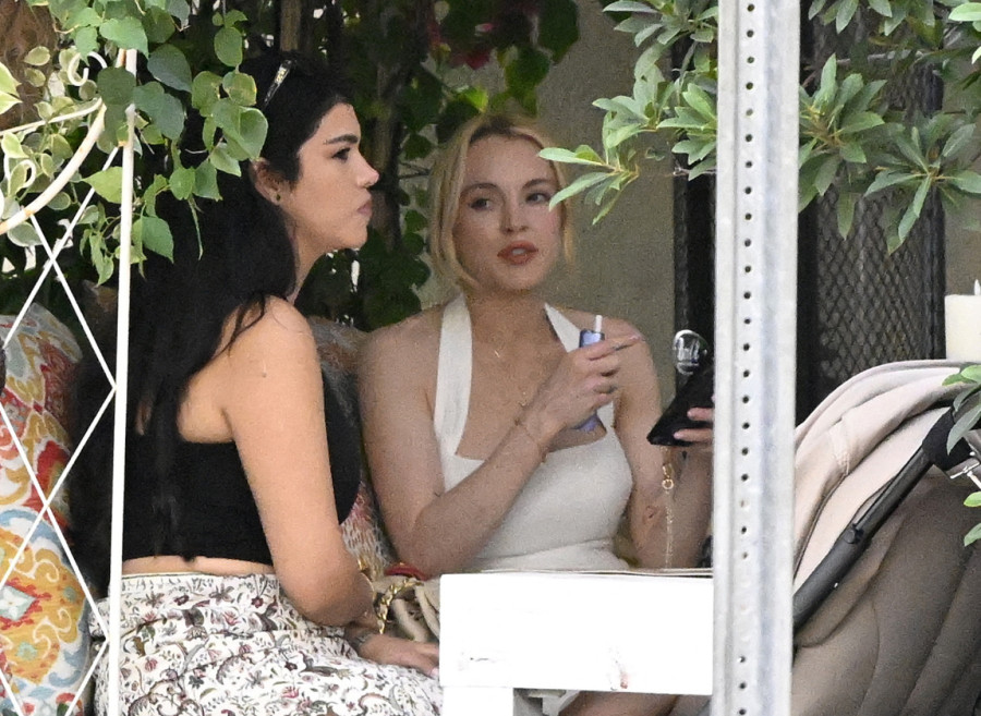 Ovo se retko viđa: Plastična lepotica sa mužem i sinom u izlasku FOTO