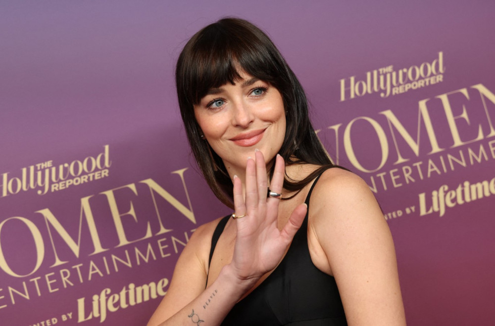 Obična crna haljina je uvek "in" – posebno kad je nosi prirodno lepa žena FOTO