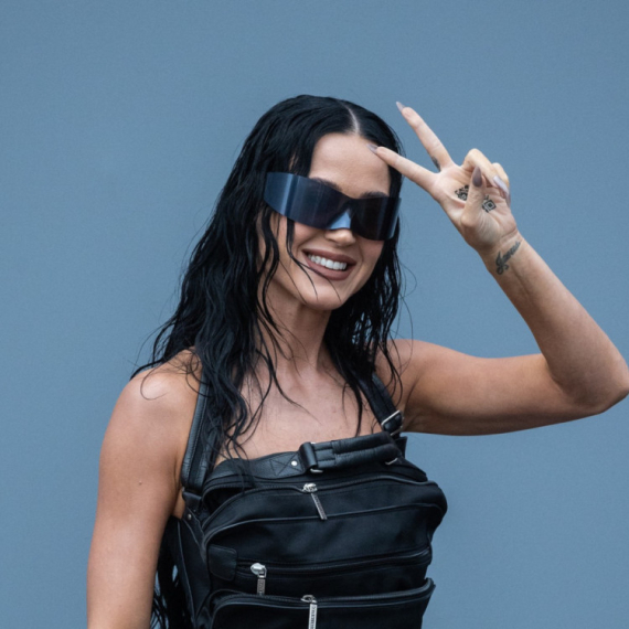 Vrele scene sa jahte još nisu zaboravljene, a već stižu nove fotke bivšeg premijera i pevačice FOTO