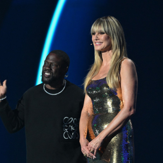 Zlatna haljina opet zapalila scenu, da li se skandal od pre 11 godina ponavlja? FOTO