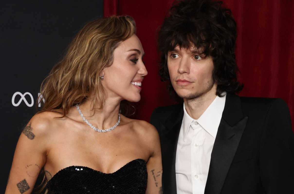 Dok verenički prsten šljašti na njenoj ruci, ona govori: Kupio ga je za Crni petak VIDEO