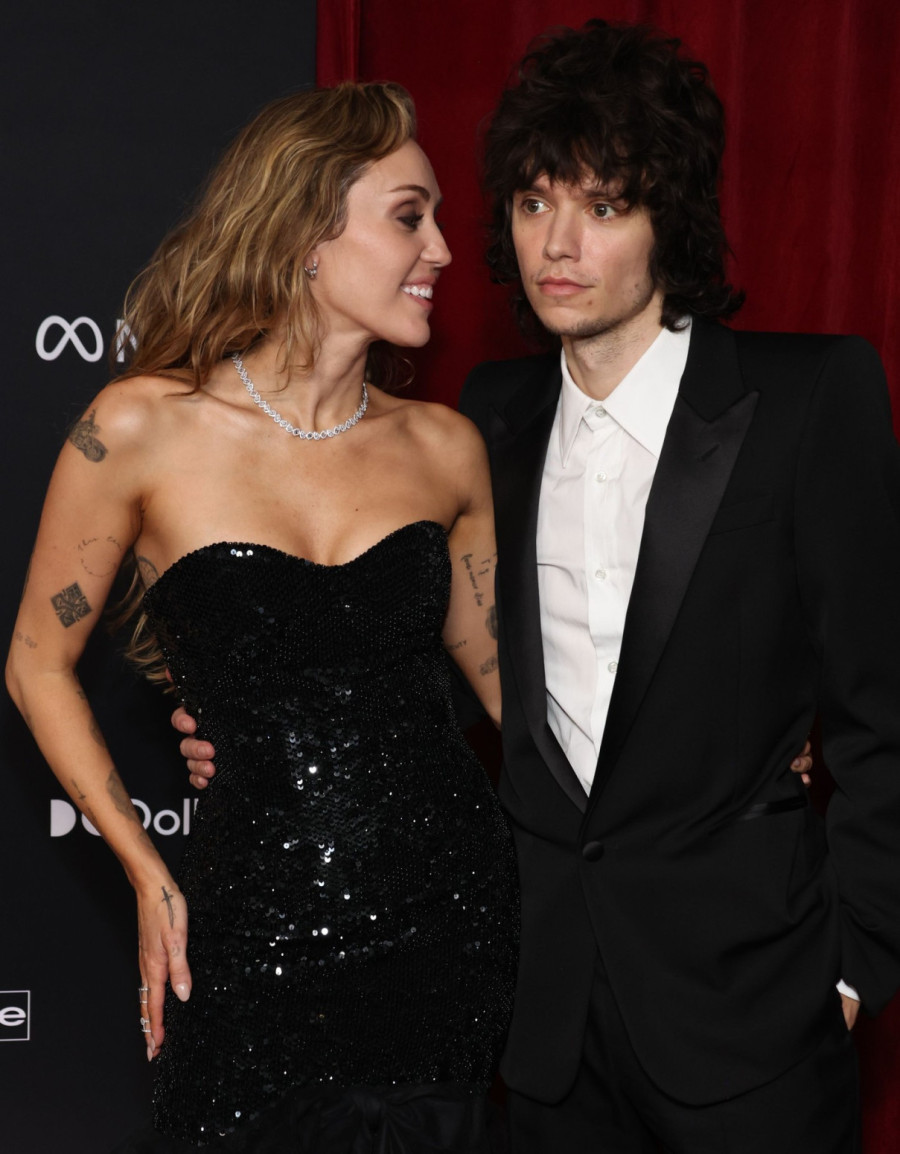 Dok verenički prsten šljašti na njenoj ruci, ona govori: Kupio ga je za Crni petak VIDEO