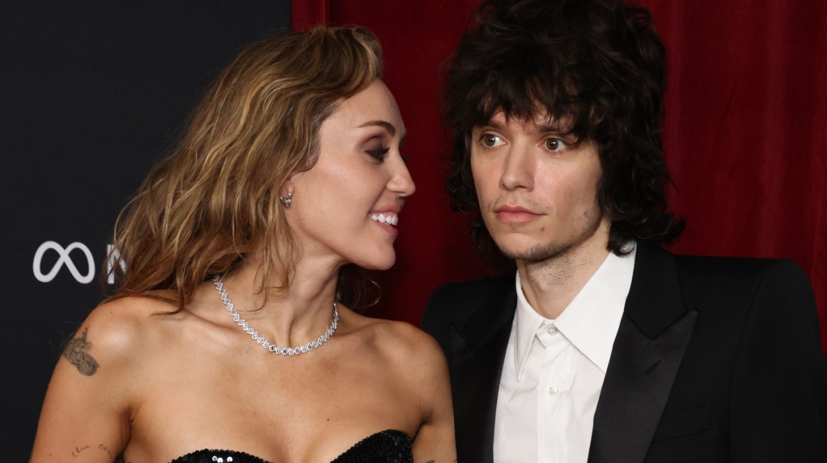 Dok verenički prsten "šljašti" na njenoj ruci, ona govori: "Kupio ga je za Crni petak" VIDEO