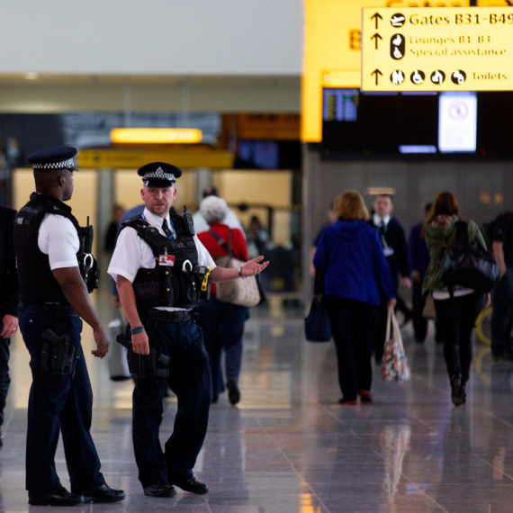 Drama na aerodromu: Putnici ostali zarobljeni u avionu zbog sumnjivog kofera
