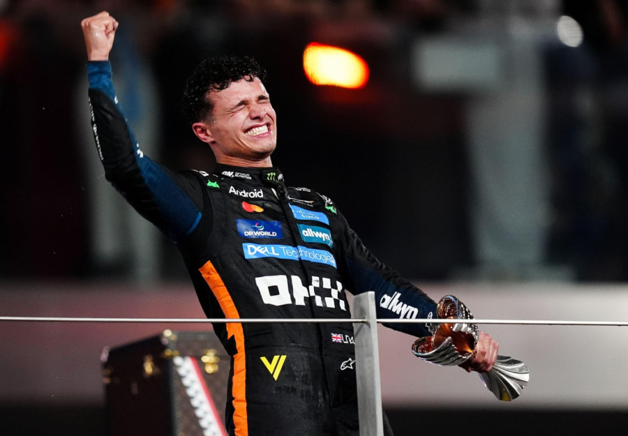 Novi pobednik F1 strastveno ljubio devojku pred svetom, fanovi zgroženi FOTO