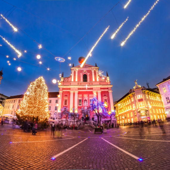 Hrvatu na Adventu u Ljubljani zasmetali Srbi:"Igraju kolo, vidite gde drže srpsku zastavu" VIDEO