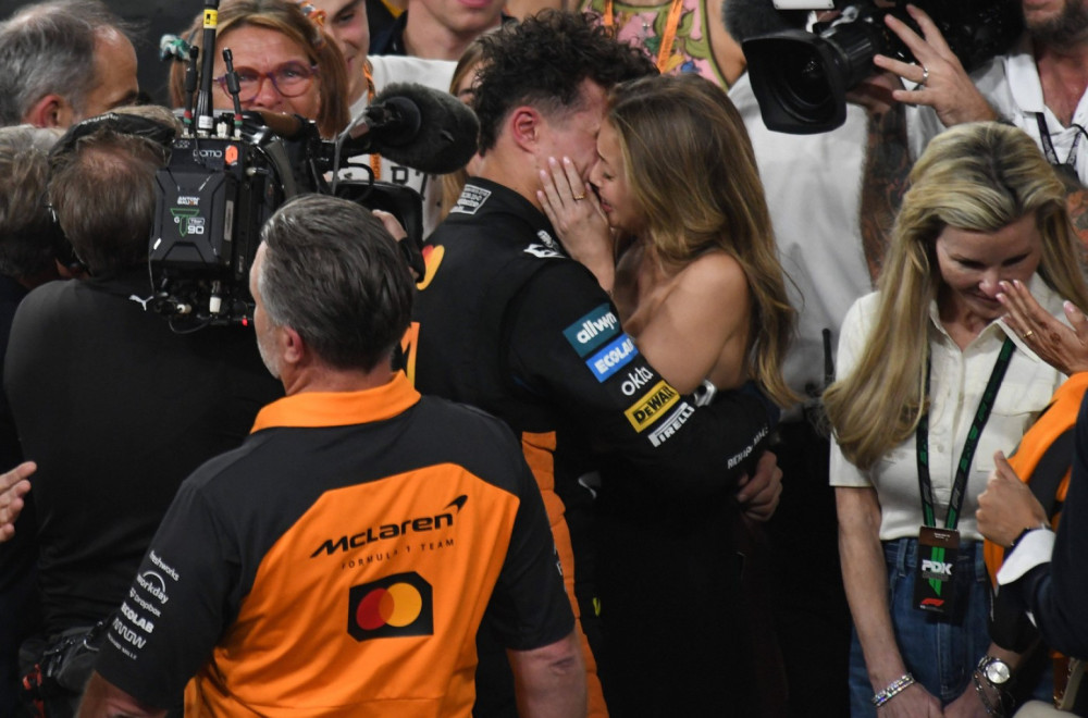 Novi pobednik F1 strastveno ljubio devojku pred svetom, fanovi zgroženi FOTO