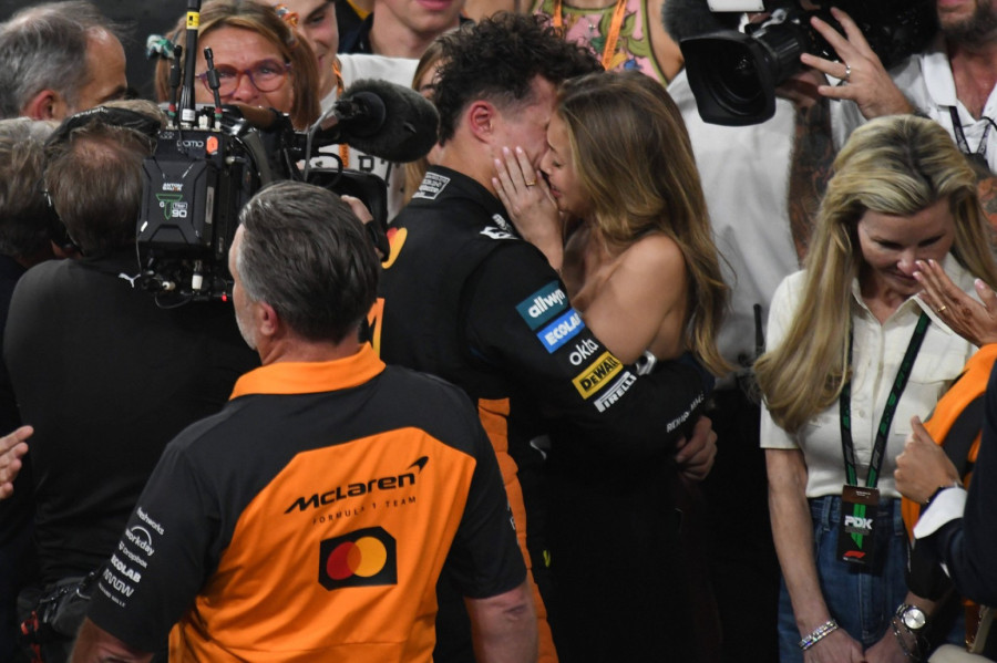 Novi pobednik F1 strastveno ljubio devojku pred svetom, fanovi zgroženi FOTO