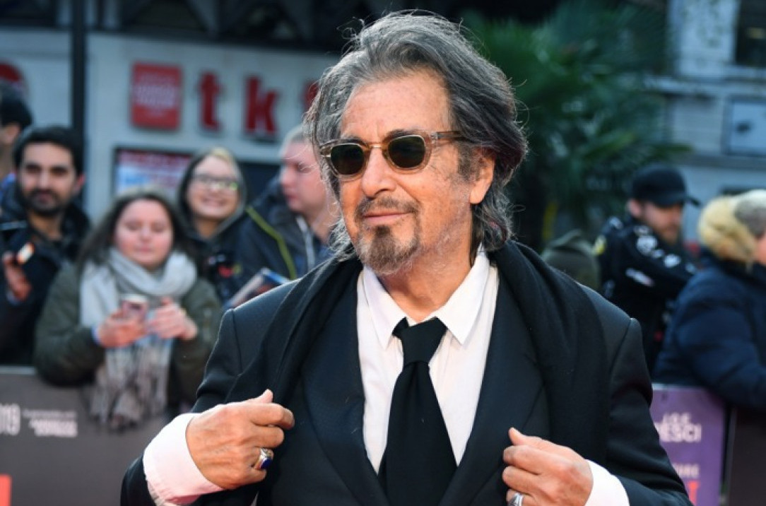 Večiti neženja poklekao u devetoj deceniji? Svi gledaju u zlatni prsten na ruci FOTO