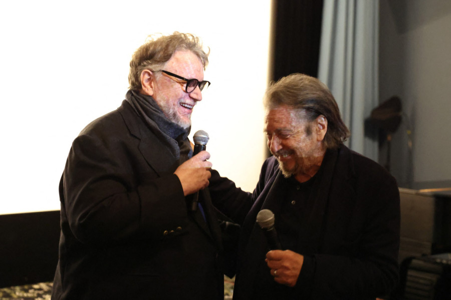 Večiti neženja poklekao u devetoj deceniji? Svi gledaju u zlatni prsten na ruci FOTO