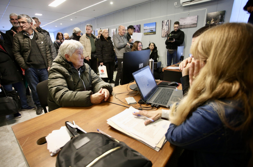 Počela prijava – neverovatan odziv: Ljudi čekaju u redovima; Sada možete biti "Svoj na svome" FOTO