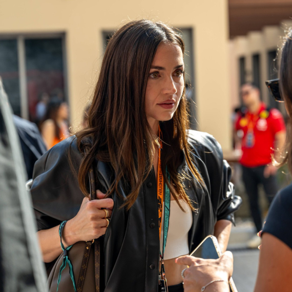 Tom Kruz je prošlost: Slavna lepotica i vozač Formule 1 flertovanjem usijali mreže FOTO/VIDEO