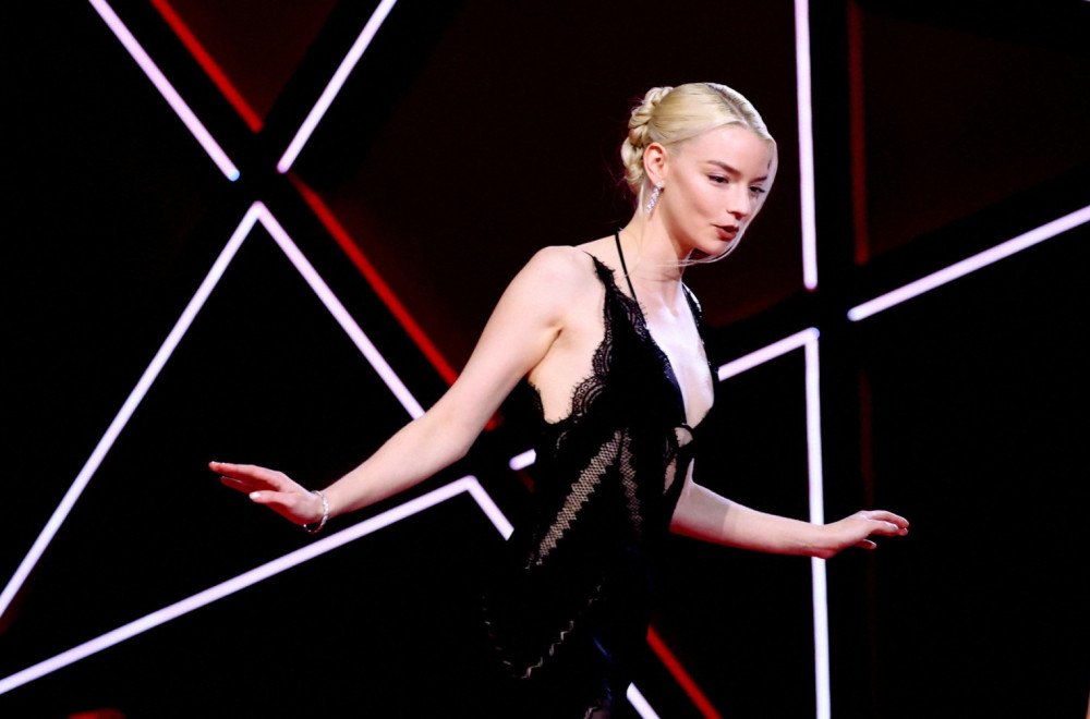 Čipka na njenom savršenom telu muti um: Najlepša žena sveta u bomba izdanju FOTO