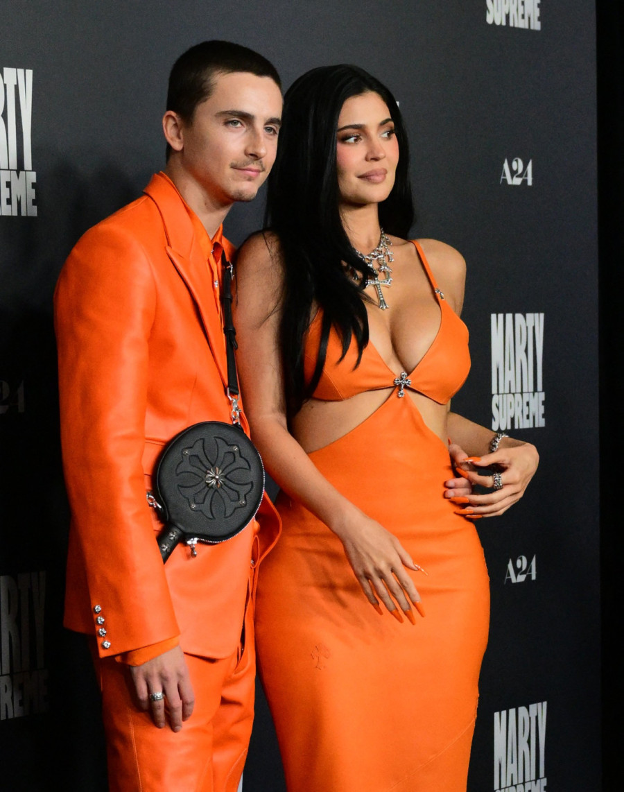 Raskošna lepotica oslobodila grudi, ali ne i dečka: Njihovom raskidu se nada ceo svet FOTO