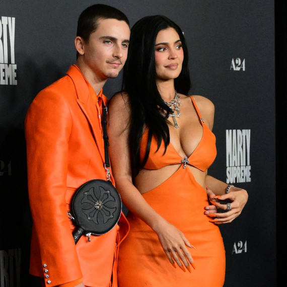 Raskošna lepotica "oslobodila" grudi, ali ne i dečka: Njihovom raskidu se nada ceo svet FOTO