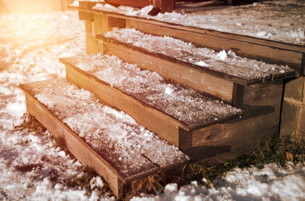 Led sa stepeništa nestaje uz ovaj jeftin sastojak, a nije so