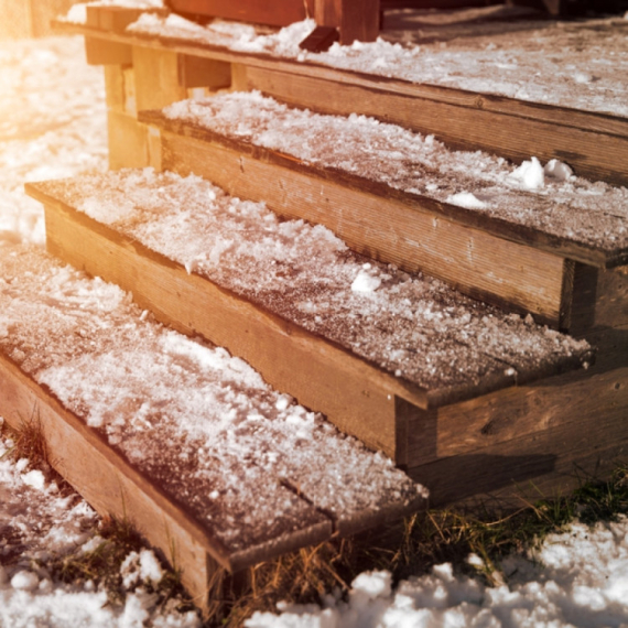 Led sa stepeništa nestaje uz ovaj jeftin sastojak, a nije so