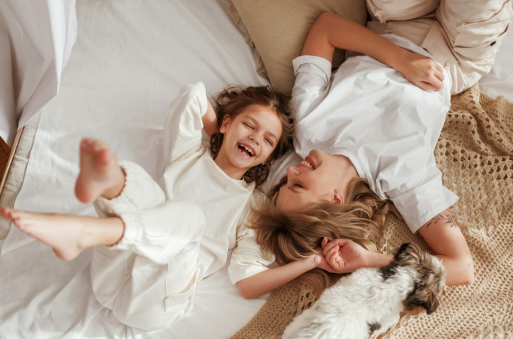 Sa sobom nosi i svetlo i senke: Da li je majčinstvo zaista supermoć?