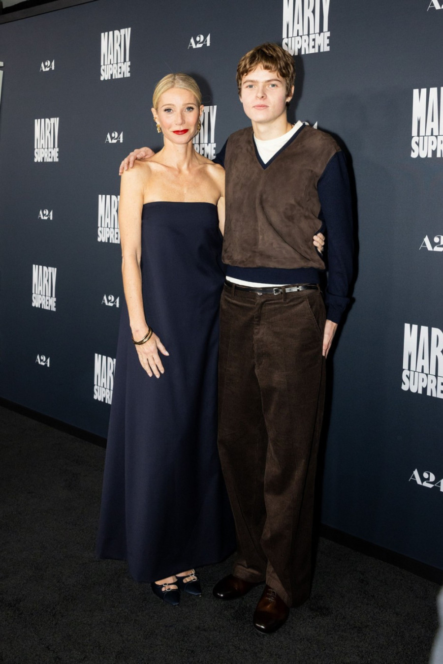 Mama u neodoljivom izdanju, a sin prvi put na crvenom tepihu i krade svu pažnju FOTO