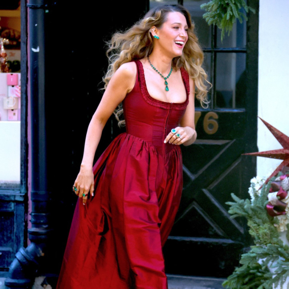 Njena crvena haljina je san snova, a ona je oličenje lepote FOTO