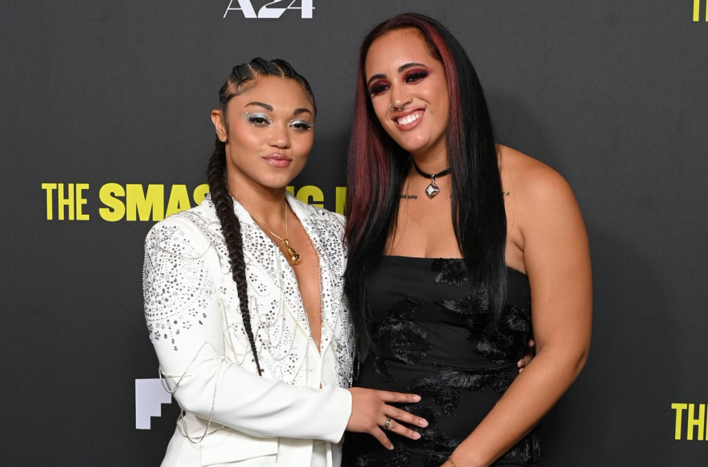 Nakon brojnih kritika – njihov poljubac obilazi svet: Konačno je pokazala svoju devojku VIDEO