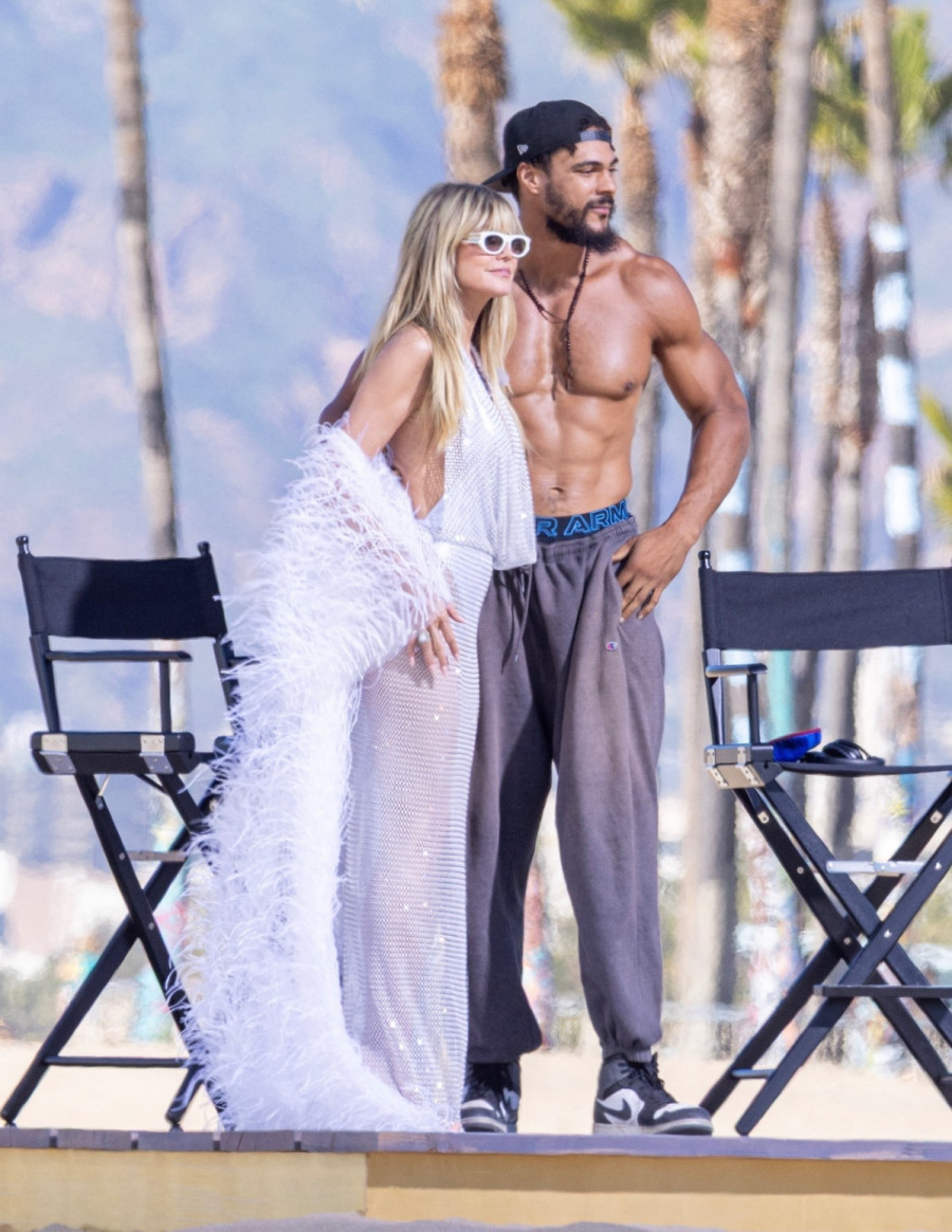 Toples snimkom je započela igru, pa vrelom haljinom začinila atmosferu FOTO/VIDEO