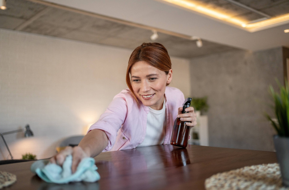 Bez prašine i do 10 dana: Stavite kap ove tečnosti u vodu i obrišite celu kuću