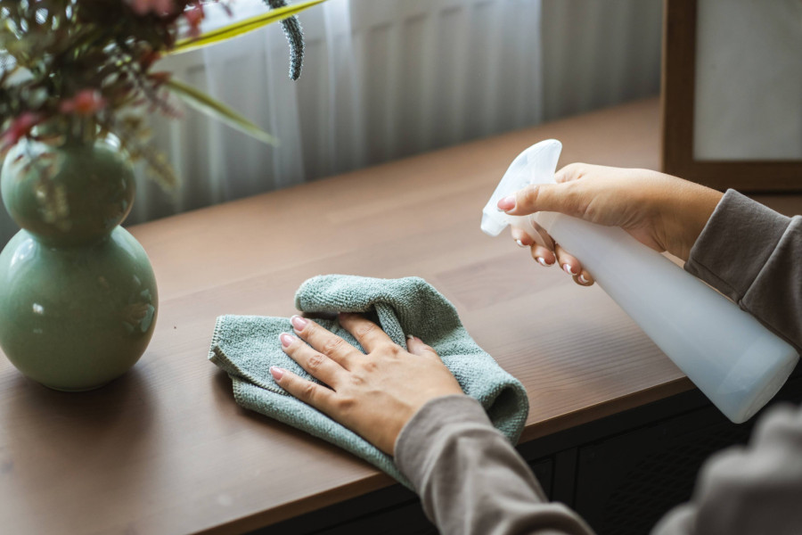 Zaboravite vlažne maramice: Nedeljama bez prašine, samo uz ovo sredstvo iz kupatila