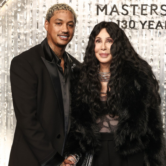 Šuškalo se da će da raskinu: Šer (79) otkrila da li se udaje za 40 godina mlađeg izabranika