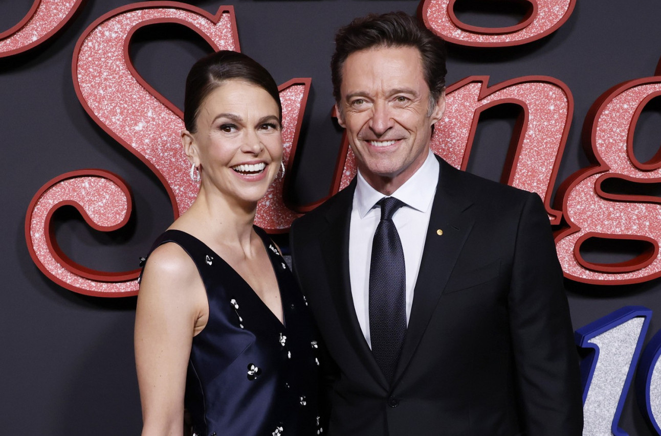 Ne može da obuzda strasti dok bivša kipti od besa: Hju Džekmen uživa u novoj vezi FOTO