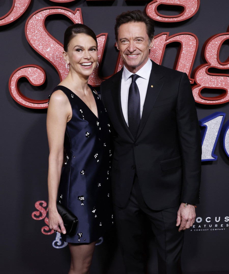 Ne može da obuzda strasti dok bivša kipti od besa: Hju Džekmen uživa u novoj vezi FOTO