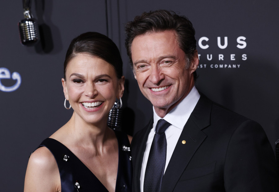 Ne može da obuzda strasti dok bivša kipti od besa: Hju Džekmen uživa u novoj vezi FOTO