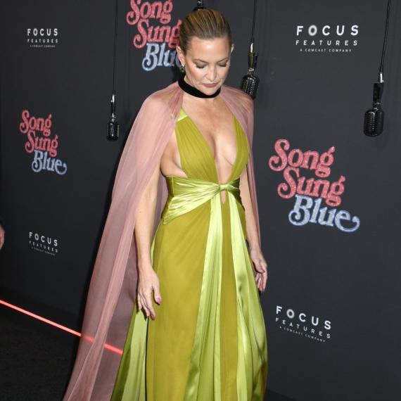 Valentinova toaleta kao da je stvorena za nju: Prelepa je FOTO