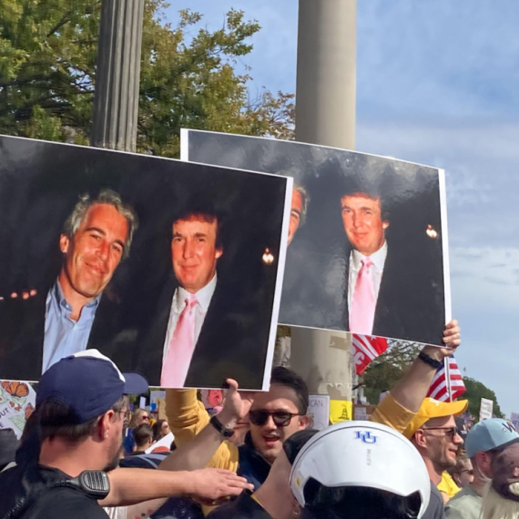 Nove šokantne fotografije sa Epstajnovog ostrva: "Kondomi sa likom Trampa samo 4.50 funti" FOTO