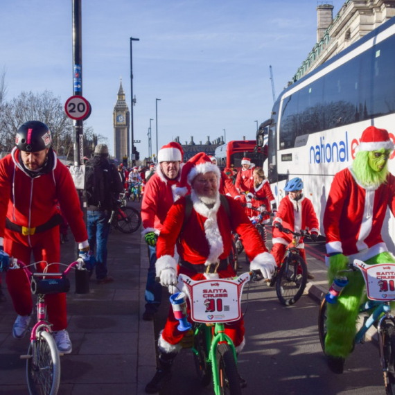 U Londonu održana tradicionalna biciklijada Deda Mrazova FOTO