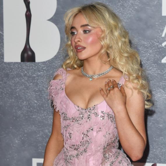 Čuvena toaleta Klaudije Šifer iz 1994. ugledala svetlost dana: Kojoj lepše stoji? FOTO/ANKETA