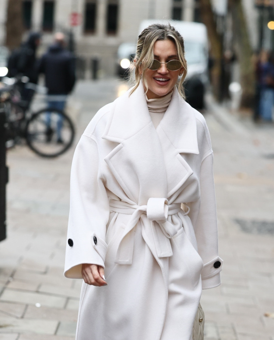 Ko kaže da ta boja nije za zimu? Seksi voditeljka gazi sva modna pravila FOTO