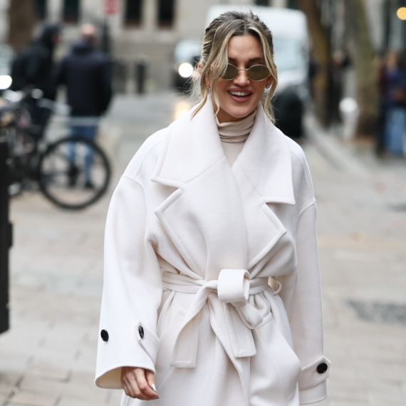 Ko kaže da ta boja nije za zimu? Seksi voditeljka "gazi" sva modna pravila FOTO