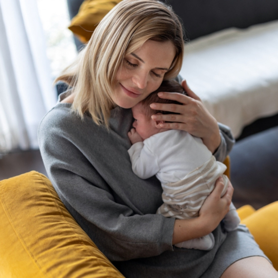 Zašto je zagrljaj roditelja toliko važan za bebe?