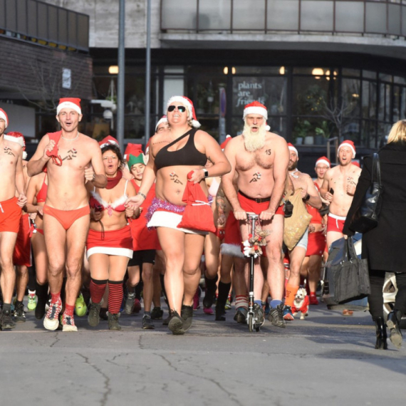 Polugoli Deda Mrazevi "okupirali" grad u komšiluku VIDEO