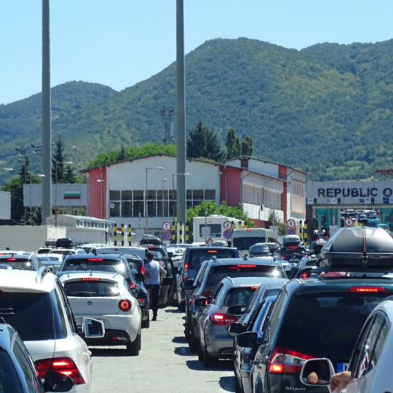 Velike gužve ka letovalištima; Kilometarske kolone na više graničnih prelaza FOTO