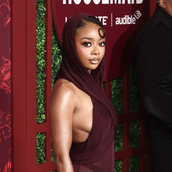 Rizično izdanje za crveni tepih: Postala mama, pa rešila da se "skine" FOTO