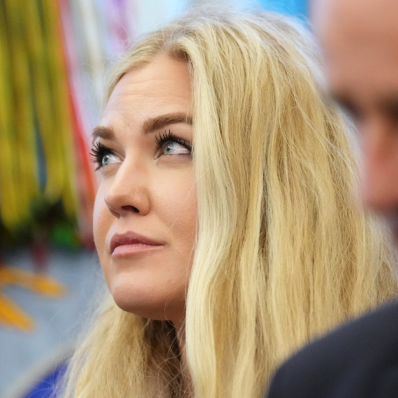 Zbog grimase na pomen Kirkove saradnice Erika ponovo hit na mrežama: "Prestanite" FOTO/VIDEO