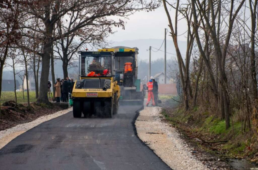 Mašine se ne gase u ovom delu Srbije: Rekonstrukcija puteva u punom jeku FOTO