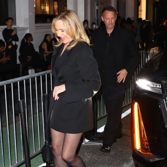 Kim Katral u kupaćem pokazala ko je "mama igre" u 70. godini VIDEO