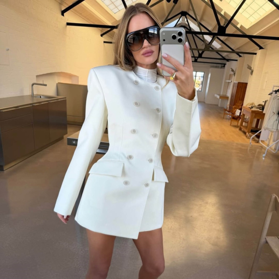 Haljina iz 80-ih postala neočekivani hit za praznične žurke FOTO