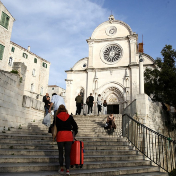 Skandal u Šibeniku: Crkva za Božić postavila jaslice sa ustaškim pokličem i zastavama